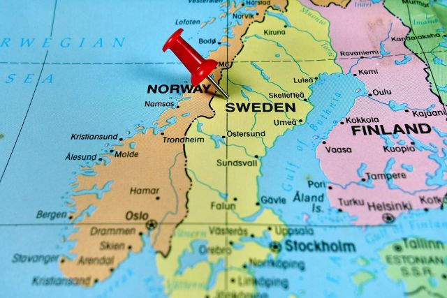 A pin point in Sweden on a map.